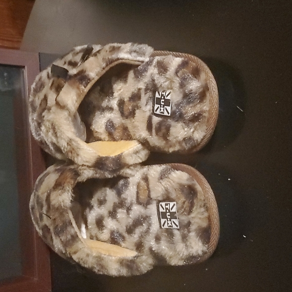 T.U.K Cheetah slippers. - Picture 4 of 5